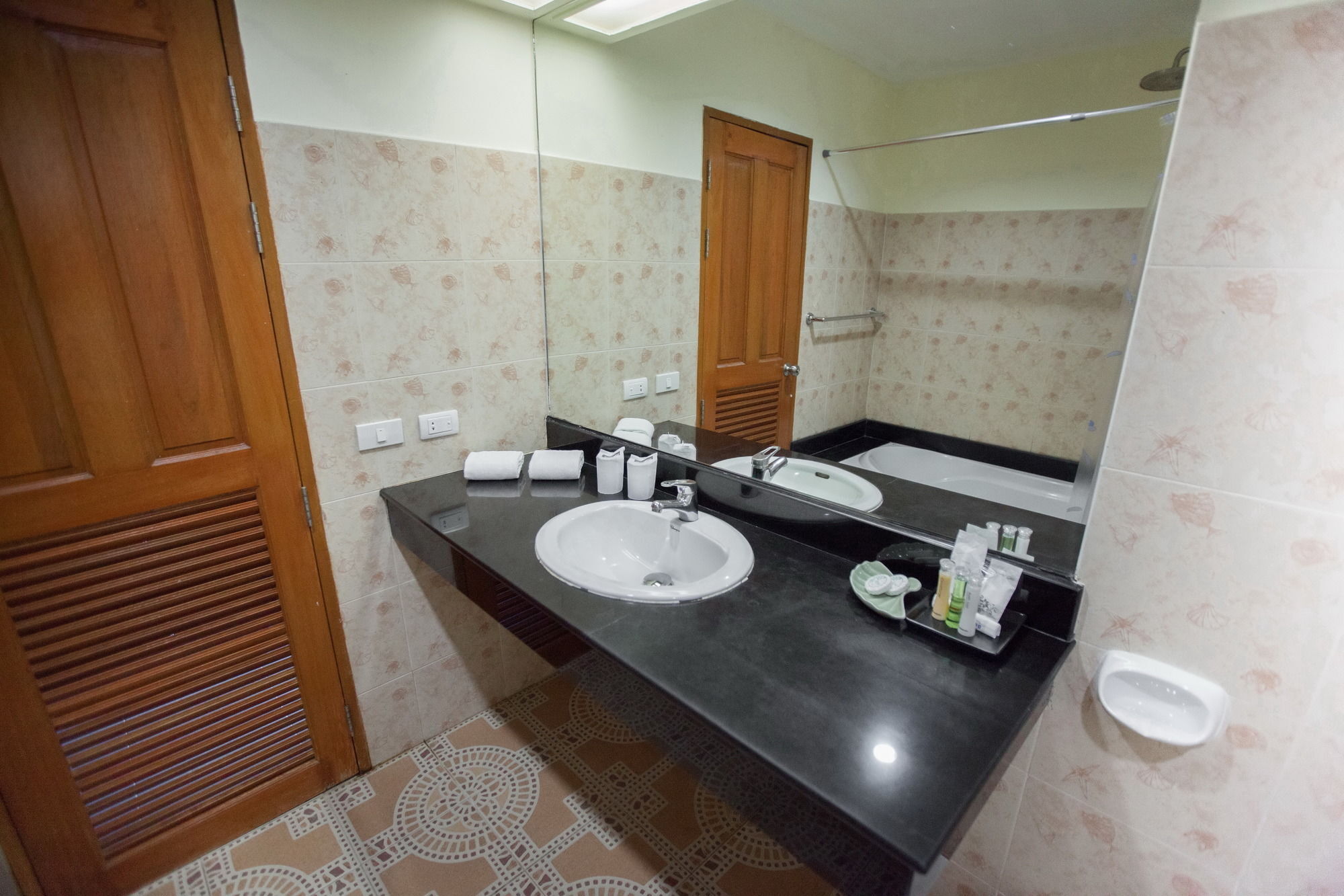 Chalong Beach Hotel Phuket Rawai Exteriör bild