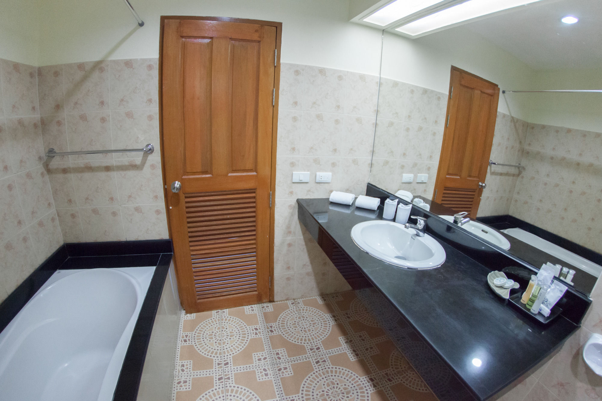 Chalong Beach Hotel Phuket Rawai Exteriör bild